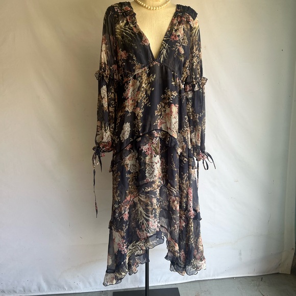 ASOS DESIGN pleated tiered midi dress in navy floral print with lace trim - Picture 2 of 9